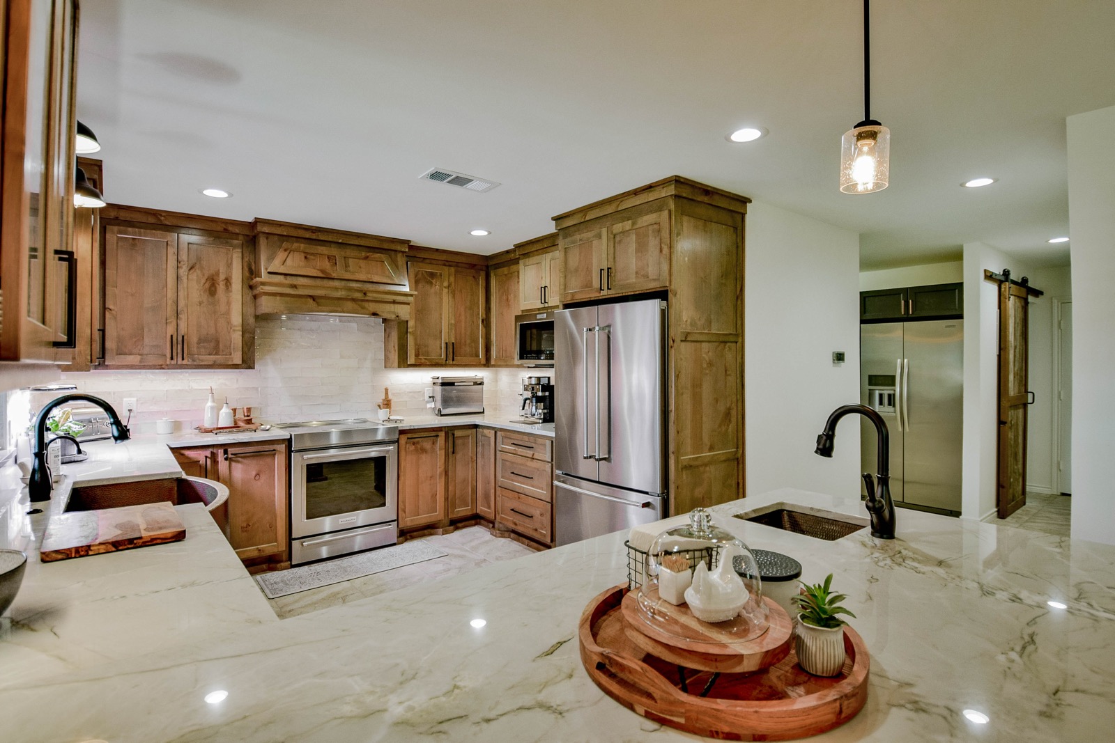 Kitchen island with quartzite top, copper undermount sink, stainless appliances
